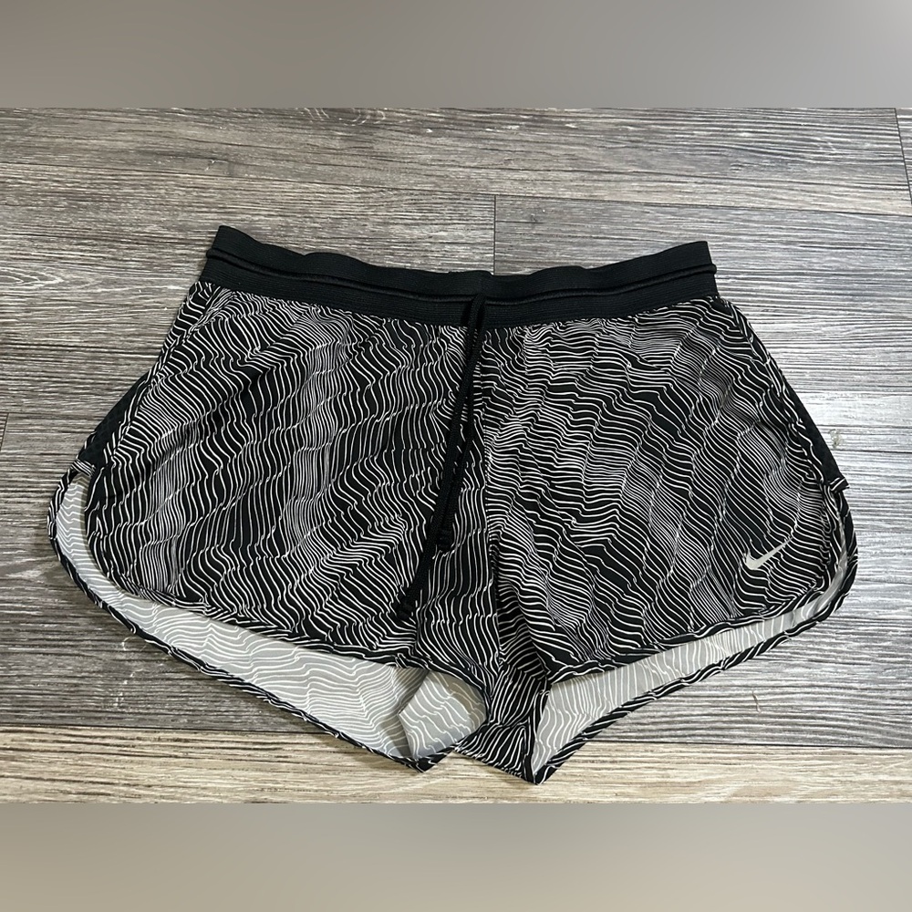 Nike women Dri Fit Run Fast Running Shorts lined black white